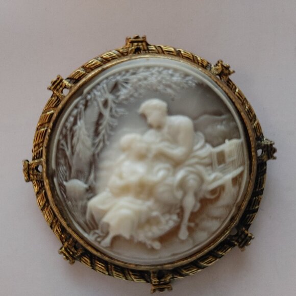 Vintage Victorian Courting Couple Brooch/Pendant - Picture 2 of 6